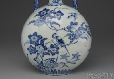 图片[2]-Flask with flower and bird decoration in underglaze blue, Qing dynasty (1644-1911)-China Archive